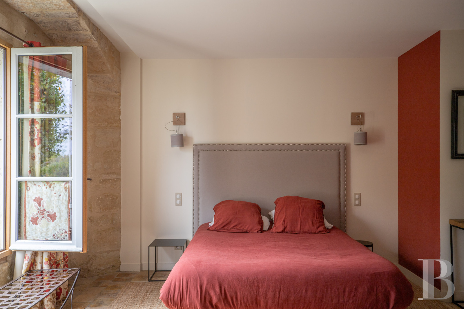 En Indre-et-Loire, sur les hauteurs d’un village, près d’Amboise, un château et son hameau en bordure de forêt - photo  n°13